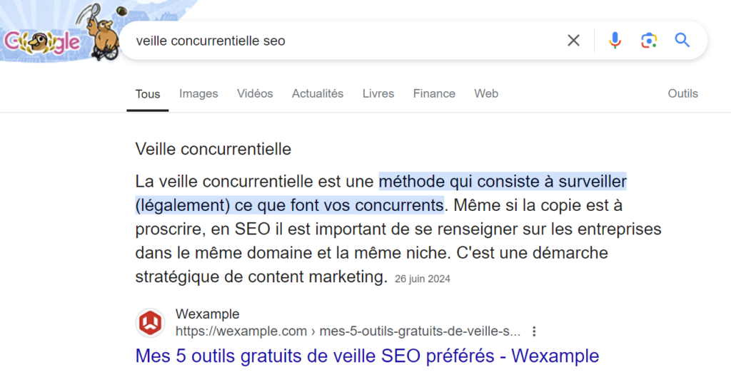 Cette image représente une capture d'écran d'un résultat de rechercher dans Google. L'utilisateur a tapé la requête : veille concurrentielle SEO et Google lui affiche une "featured snippets", un extrait de l'article de blog de wexample.com : Mes  outils gratuits de veille SEO préférés. On voit dans cet extrait qu'il répond directement à la question de l'utilisateur : "La veille concurrentielle est une méthode qui consiste à surveiller (légalement ce que font vos concurrents." 